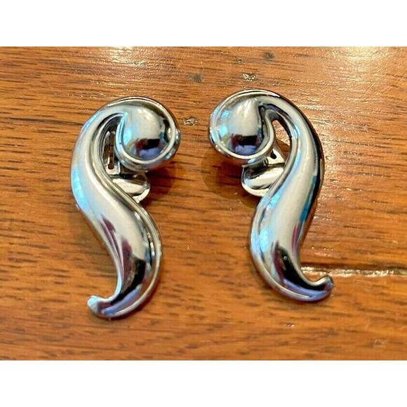 Vintage Alice Silver-Tone Clip On Earrings 1 1/2" - Picture 3 of 5